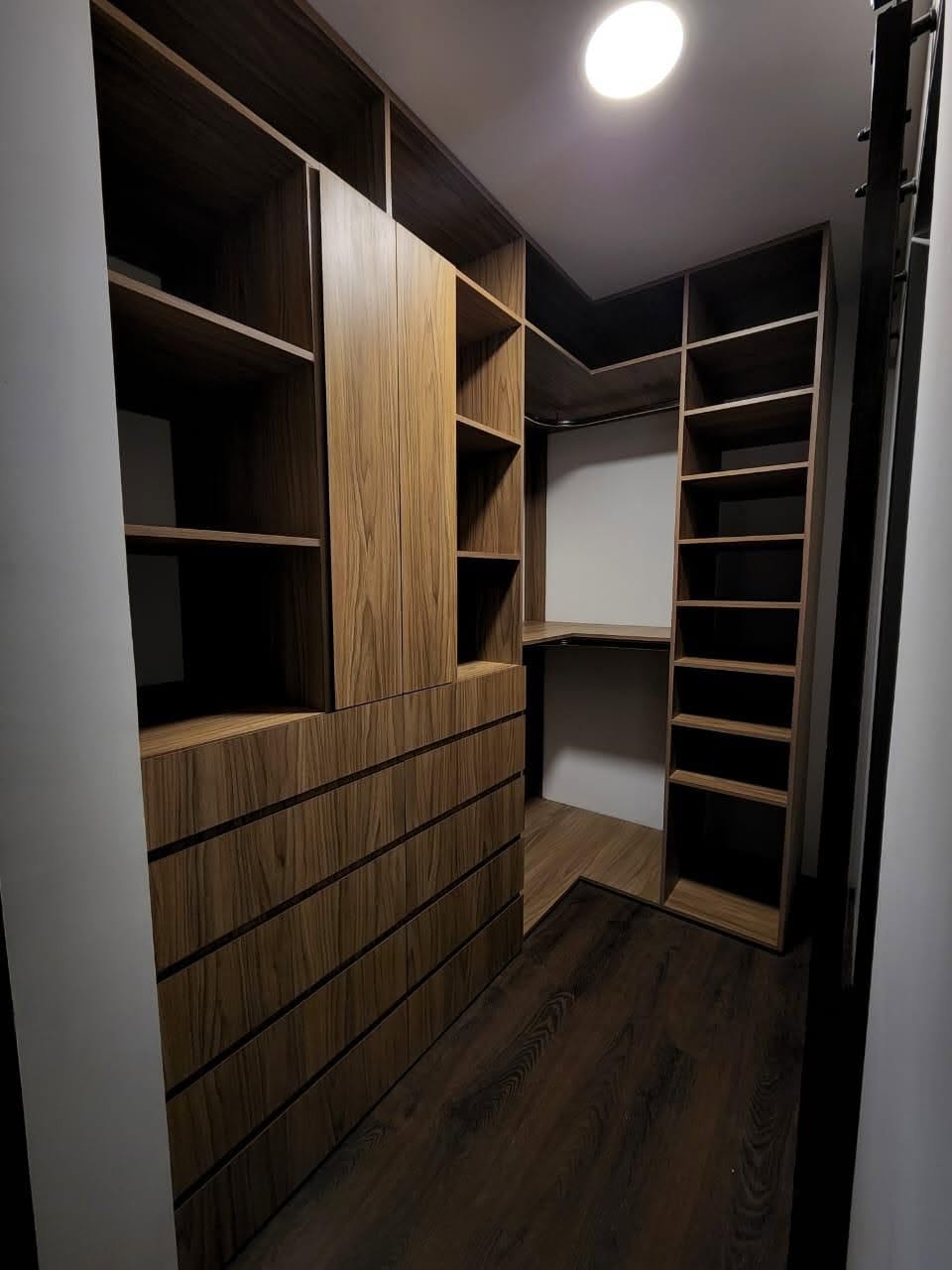 Clóset de melamina con cajonera y entrepaños